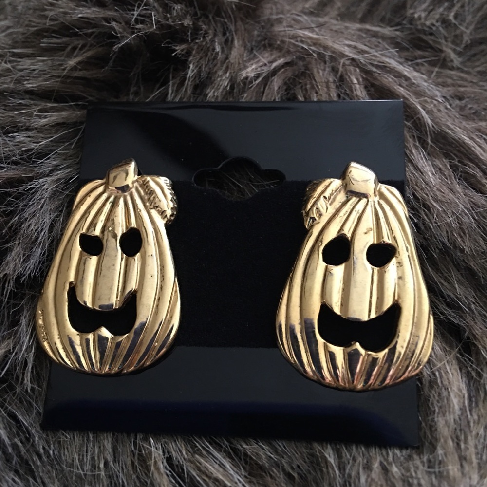 Vintage gold tone carved pumpkin pierced earrings